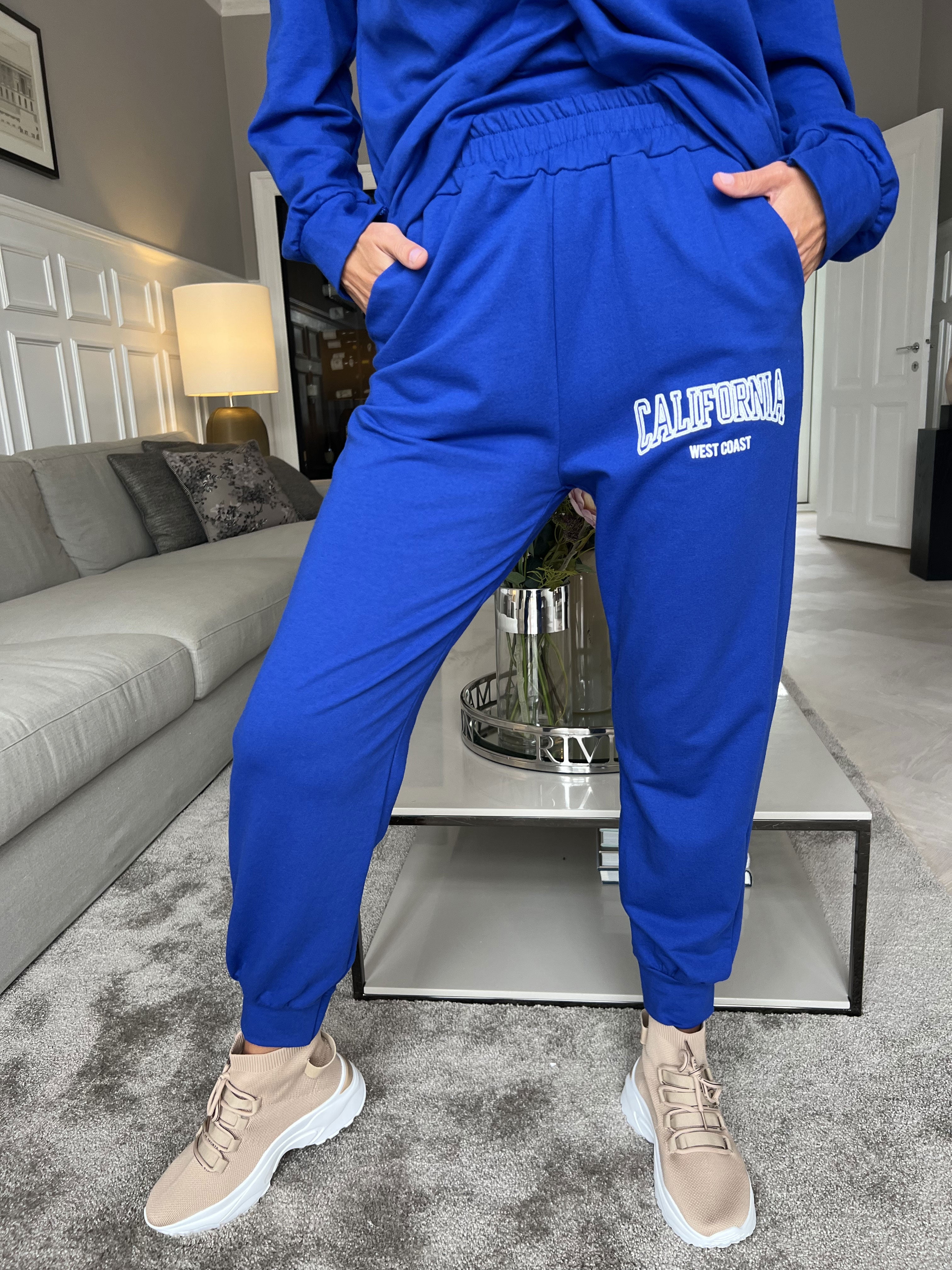 Noelle - Lækkert joggingsæt med skrift over brystet